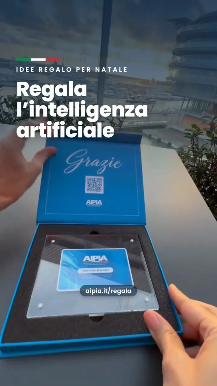 Il Cofanetto AIPIA aperto sul tavolo, con la card nel frame in plexiglass